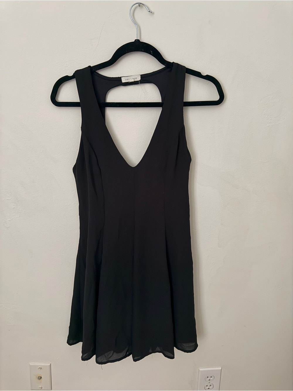 vestique Black V-Neck Sleeveless Mini Dress